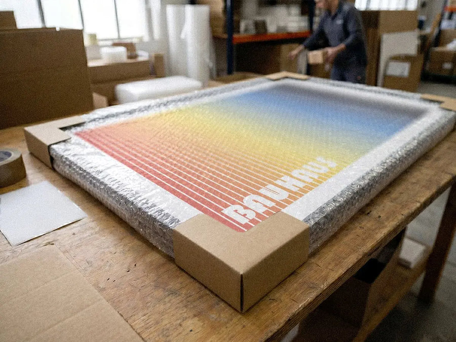 Opera imballata in tubo rigido riciclato con carta velina ed etichetta di marca Bauhaus Posters